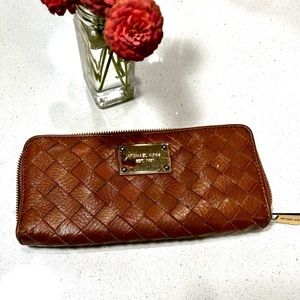 Michael Kors Brown Leather Weave Zipper Wallet ✨